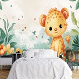 Papier Peint Safari Animaux dans une chambre à coucher apaisante avec lit blanc, table de chevet moderne, et plantes vertes. Illustration d'un adorable bébé léopard assis au milieu d'une végétation tropicale luxuriante avec des fleurs orange vif et des feuilles vertes variées.