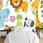 Papier Peint Enfant Savane Safari Tigre Zèbre Jungle dans une chambre à coucher apaisante avec lit blanc, table de chevet moderne, et plantes vertes. Illustration d'animaux de la jungle mignons comprenant un lion, un éléphant, une girafe, un tigre, un zèbre, un serpent, un cerf, des singes et un hérisson entourés de fleurs colorées et de végétation tropicale dans un style de livre pour enfants.