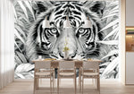 Papier Peint Noir Blanc Jungle Et Animaux dans une salle à manger contemporaine avec table en bois naturel, chaises beiges et éclairage suspendu blanc. Illustration en noir et blanc d'un tigre au milieu de la jungle entouré de feuilles tropicales détaillées.