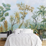 Tapisserie Panoramique Paysage Jungle dans une chambre à coucher apaisante avec lit blanc, table de chevet moderne, et plantes vertes. Illustration d'une scène tropicale avec divers arbres et plantes exotiques sous un ciel légèrement nuageux, réalisée dans un style de peinture botanique classique.