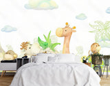 Papier Peint Foret Et Animaux Exotiques dans une chambre à coucher apaisante avec lit blanc, table de chevet moderne, et plantes vertes. Illustration d'animaux tropicaux pour enfants avec un singe, un zèbre, une girafe, une tortue, entourés de plantes tropicales et de nuages.