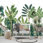 Papier Peint Enfant Savane Safari Tigre Sebre dans une chambre de bébé moderne et minimaliste avec des murs blancs et un sol foncé, un berceau blanc, une couverture grise à pompons, des peluches, des jouets en bois et un tapis à motif noir et blanc.  Illustration d’une jungle exotique avec un zèbre, un tigre allongé, un héron, un toucan perché et un singe sur une branche, entourés de feuillage luxuriant. 