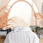 Papier Peint Panoramique Jungle Sepia Tropical dans une chambre à coucher apaisante avec lit blanc, table de chevet moderne, et plantes vertes. Illustration numérique minimaliste représentant une scène tropicale avec un arrière-plan montagneux et des cadres architecturaux semi-circulaires, incluant des plantes tropicales comme des palmiers et des feuilles de monstera, dans des tons beige, marron et ocre. 