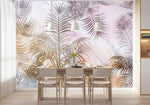 Papier Peint Mural Tropical dans une salle à manger contemporaine avec table en bois naturel, chaises beiges et éclairage suspendu blanc. Illustration de feuilles de palmier stylisées en nuances de rose, beige, gris, et blanc sur un fond abstrait pastel, créant une atmosphère apaisante et douce.