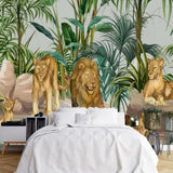 Papier Peint Safari Bébé dans une chambre à coucher apaisante avec lit blanc, table de chevet moderne, et plantes vertes. Illustration d'une famille de lions dans une jungle luxuriante avec des plantes tropicales et des rochers