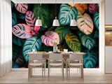 Papier Peint Feuillage Tropical Exotique dans une salle à manger contemporaine avec table en bois naturel, chaises beiges et éclairage suspendu blanc. Illustration d'un motif vibrant de feuilles tropicales avec de grandes feuilles superposées et des détails minutieux, utilisant des couleurs roses, verts et oranges avec des motifs et textures variés.