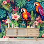 Papier Peint Jungle Perroquet Tropical dans un salon de style scandinave avec buffet en bois clair et décoration minimaliste. Illustration de trois perroquets colorés perchés sur des branches entourées de feuillage tropical luxuriant et de fleurs colorées.