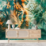 Tapisserie Jungle Action dans un salon de style scandinave avec buffet en bois clair et décoration minimaliste. Illustration d'une scène surréaliste où la jungle et la ville se rencontrent, avec un tigre majestueux au premier plan et un mélange de gratte-ciels et de végétation luxuriante en arrière-plan.