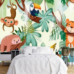 Papier Peint Animaux De La Jungle Tropicale dans une chambre à coucher apaisante avec lit blanc, table de chevet moderne, et plantes vertes. Illustration d'une scène de jungle ludique avec un paresseux, des singes, un toucan, un tigre et un perroquet parmi des plantes et des arbres tropicaux luxuriants, réalisée dans un style cartoon coloré.