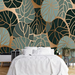 Papier Peint Tropical Chic Exotique dans une chambre à coucher apaisante avec lit blanc, table de chevet moderne, et plantes vertes. Illustration d'un motif moderne de feuilles tropicales avec des feuilles superposées et des détails de nervures complexes, utilisant une palette de couleurs composée de verts foncés, bleus et ors.