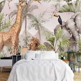 Papier Peint Animaux De La Foret dans une chambre à coucher apaisante avec lit blanc, table de chevet moderne, et plantes vertes. Illustration d'une scène de jungle luxuriante avec un éléphant, une girafe, un lion, un toucan, un singe, un lézard et d'autres créatures de la jungle parmi un feuillage tropical détaillé, avec une jungle brumeuse et des montagnes au loin, réalisée dans un style aquarelle.