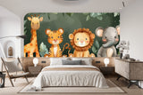 Papier Peint Jungle Chambre Bebe dans un intérieur de chambre moderne et minimaliste dans des tons naturels, lumière douce, mobilier élégant. Illustration mignonne de jungle avec une girafe, un tigre, un lion et un éléphant entourés de feuillages verdoyants dans un style de livre pour enfants.