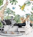 Papier Peint Jungle Bebe dans une chambre d'enfant minimaliste en tons monochromes avec un grand lapin en peluche blanc et des jouets en bois Illustration aquarelle de jungle vivante avec un éléphant, une girafe, un zèbre, un lion avec son petit, un lémurien, un toucan, un perroquet, et des papillons entourés de feuillages tropicaux luxuriants