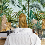 Tapisserie Safari dans une chambre à coucher apaisante avec lit blanc, table de chevet moderne, et plantes vertes. Illustration d'une famille de lions comprenant un lion mâle, deux lionnes, et deux lionceaux, entourés de plantes tropicales et de rochers dans une scène de jungle.