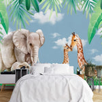 Papier Peint Girafe Elephant dans une chambre à coucher apaisante avec lit blanc, table de chevet moderne, et plantes vertes. Illustration d'une scène tropicale avec des éléphants et des girafes dans un paysage herbeux sous un ciel bleu partiellement nuageux, entourés de feuilles de palmiers verdoyantes, style de livre pour enfants.